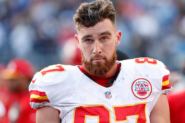 Travis Kelce podczas wydarzenia charytatywnego