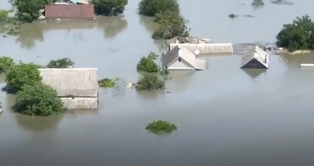 Ratownicy na tratwie