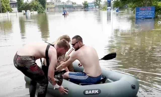 Pies schodzi na tratwę